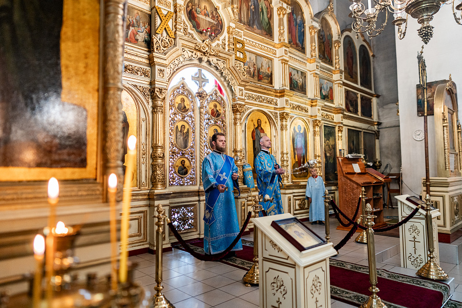 Божественная литургия в Троицком храме села Ваулово м.о. Чехов в день празднования Боголюбской иконы Божией Матери